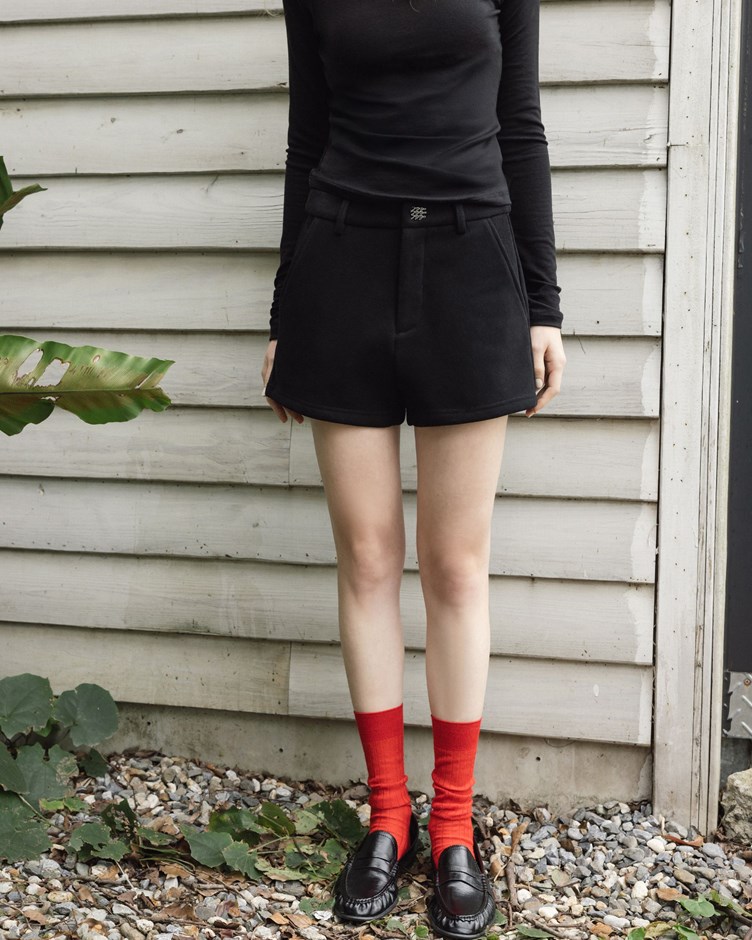 品牌LOGO內刷毛鉤釦短褲