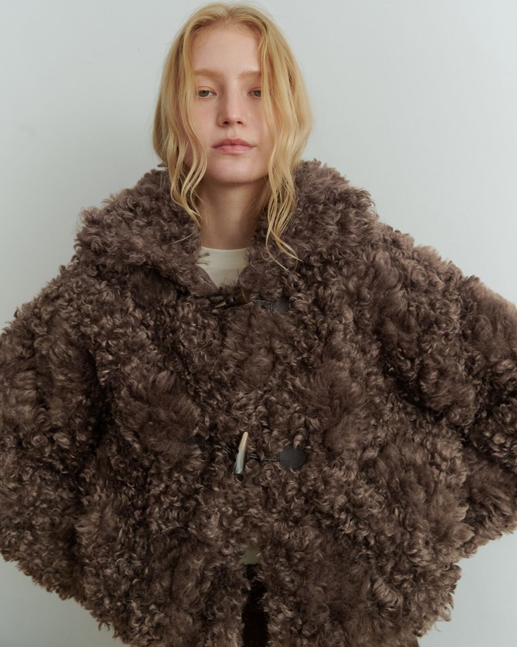 QQ捲毛雙面穿牛角扣翻領外套