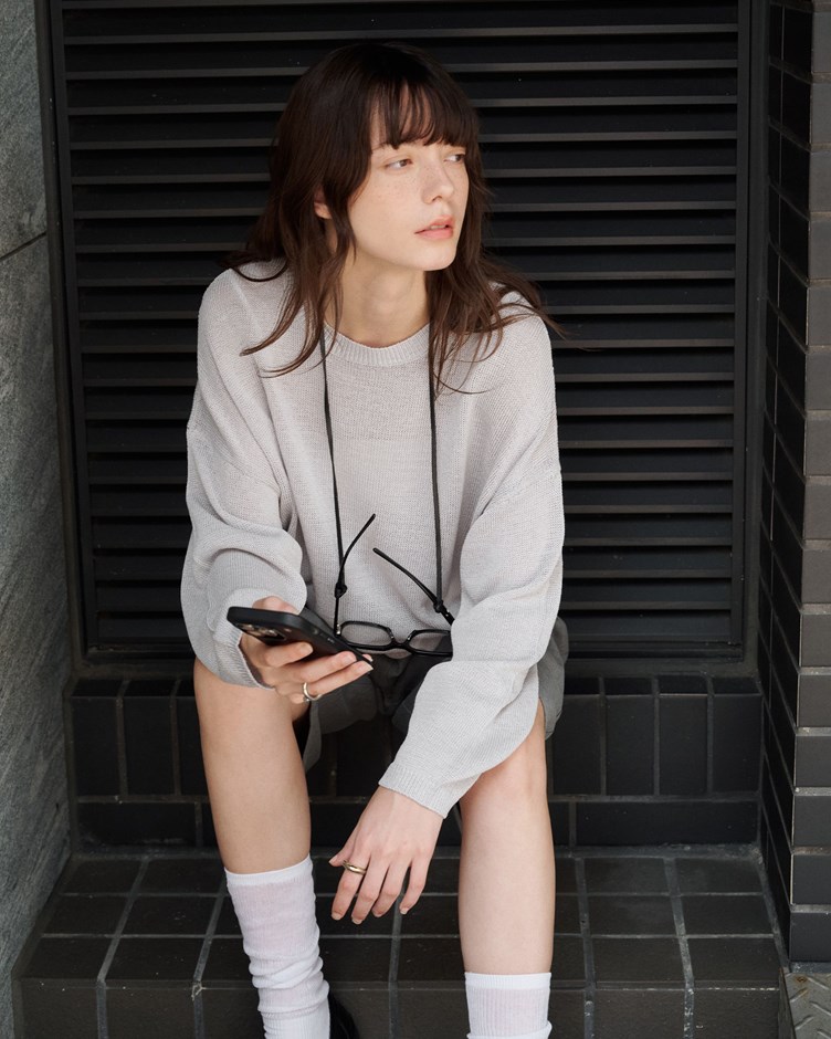 輕柔微透肌圓領針織上衣