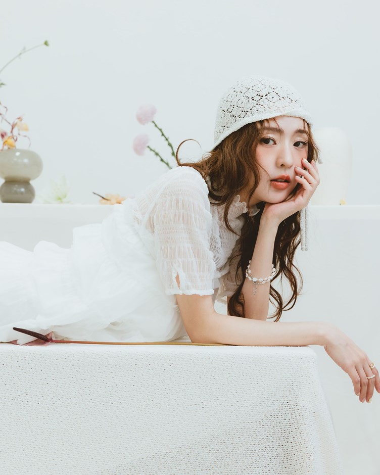 微透縐縐小澎袖高領上衣