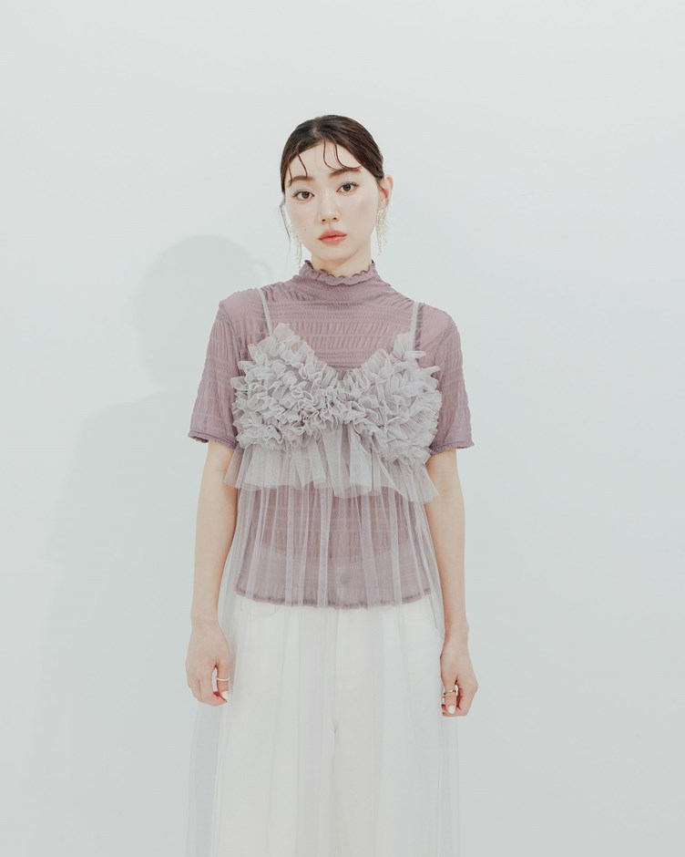 微透縐縐小澎袖高領上衣