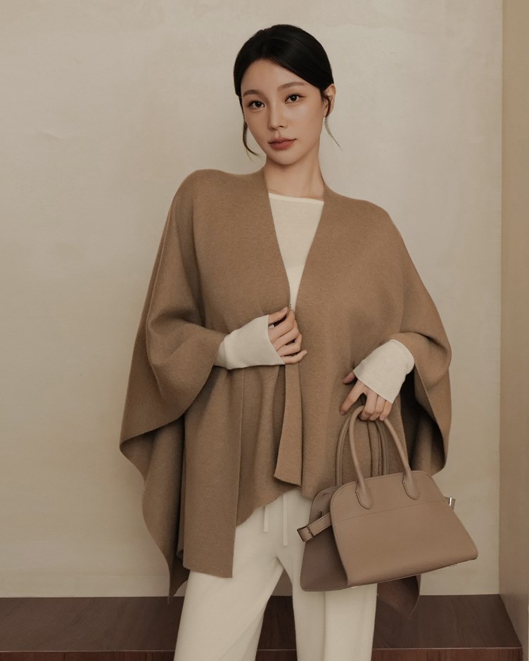 細針羊毛勾釦披肩