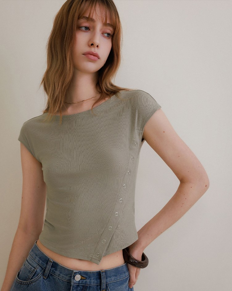 大圓領斜開排釦短袖上衣(yoyo聯名款)