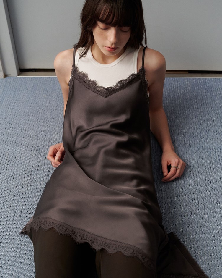 細肩帶蕾絲不對稱緞面上衣