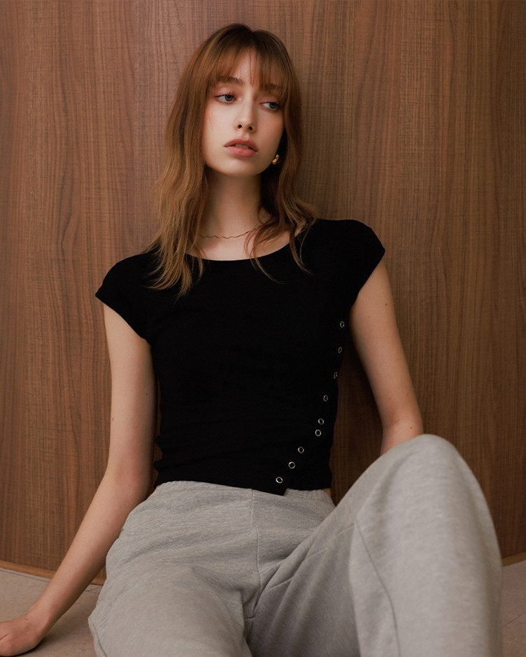 大圓領斜開排釦短袖上衣(yoyo聯名款)