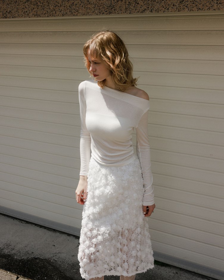 天絲亞麻輕柔斜肩長袖上衣