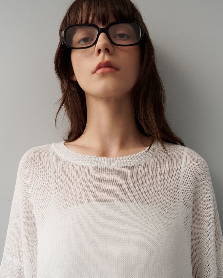 輕柔微透肌圓領針織上衣