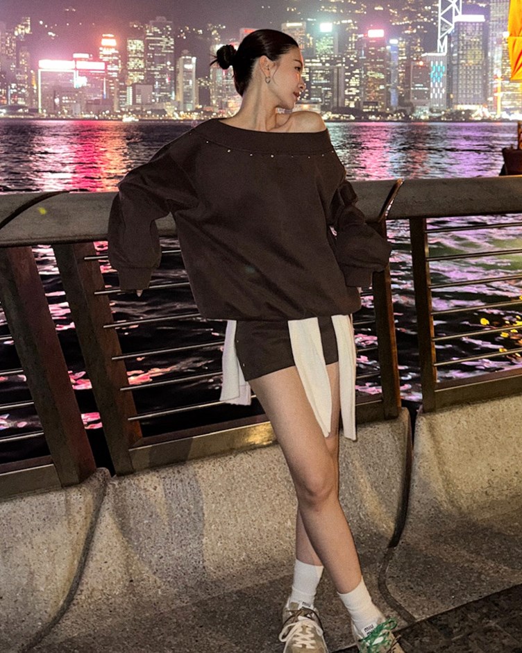 鉚釘斜肩大學Tee