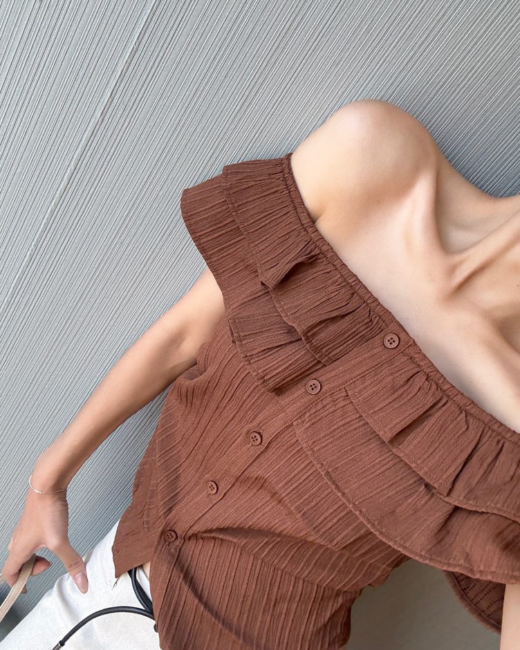 一字領荷葉排扣上衣