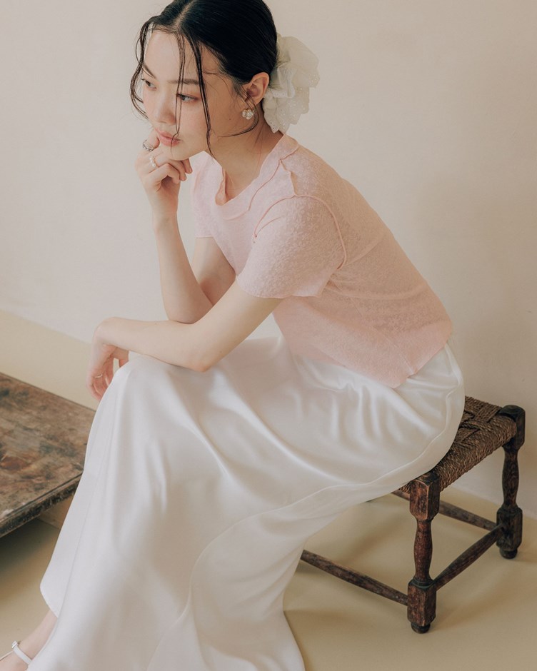 透肌小花圓領捲邊短袖上衣