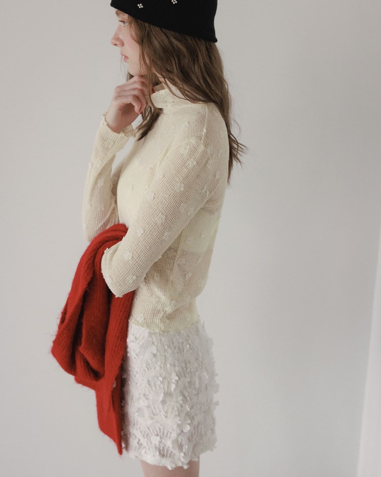 立體小花紋理捲邊高領上衣