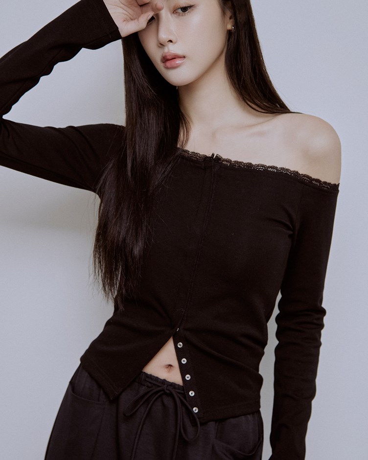 蕾絲滾邊一字領壓釦上衣