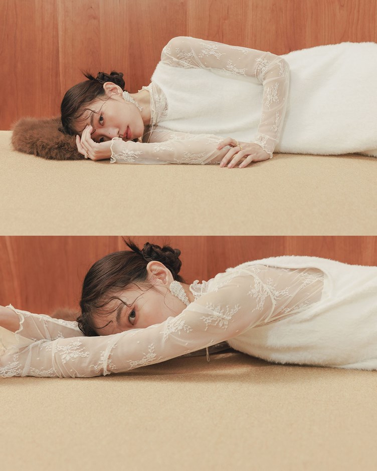 溫柔花型高領捲邊透膚上衣