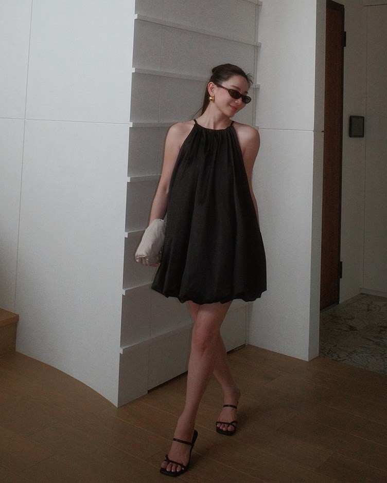 霧光澤緞面花苞短洋裝