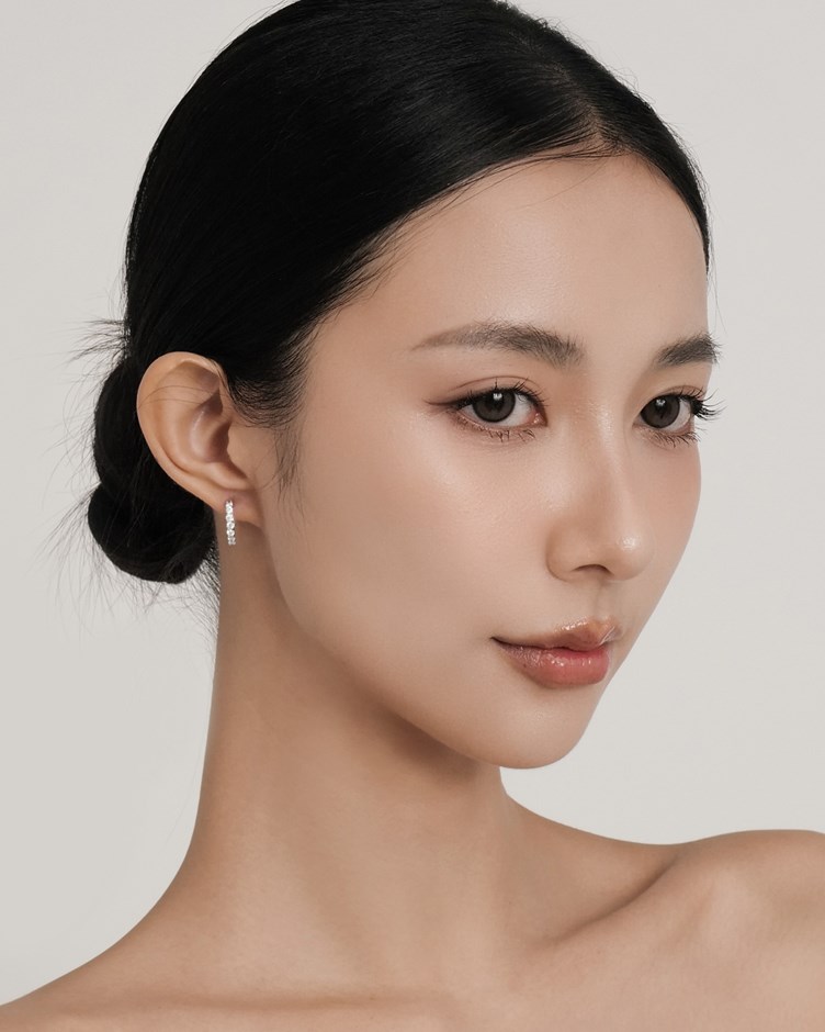 鉑金莫桑石排鑽耳圈