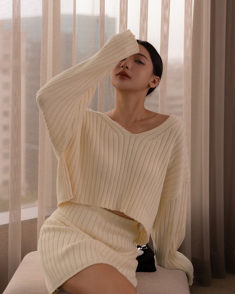 慵懶V領坑條針織上衣