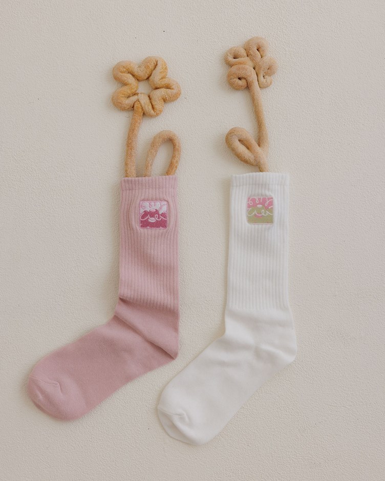 雙花朵方型刺繡中筒襪